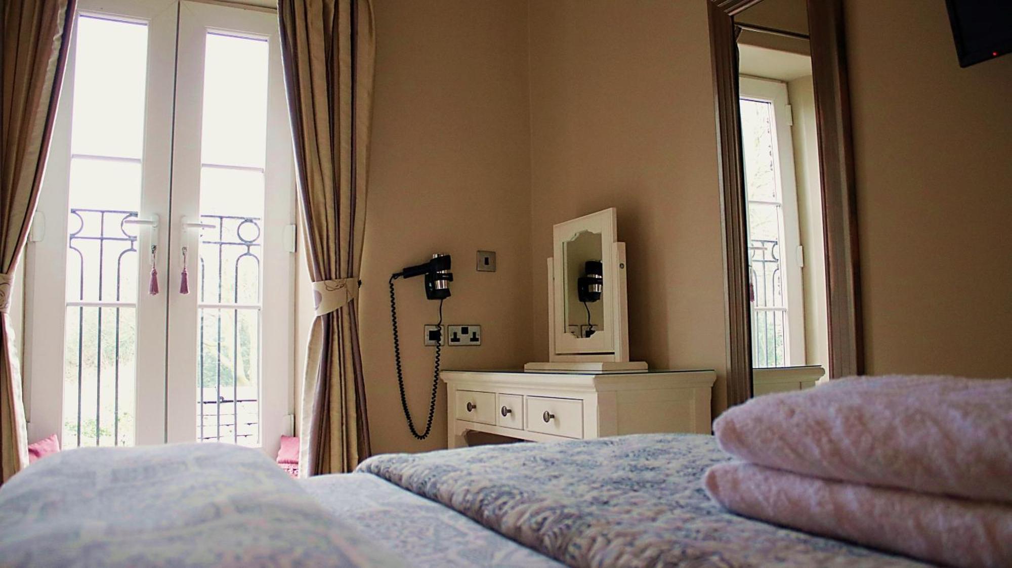 Bowness Bay Suites (Adults Only) Екстер'єр фото
