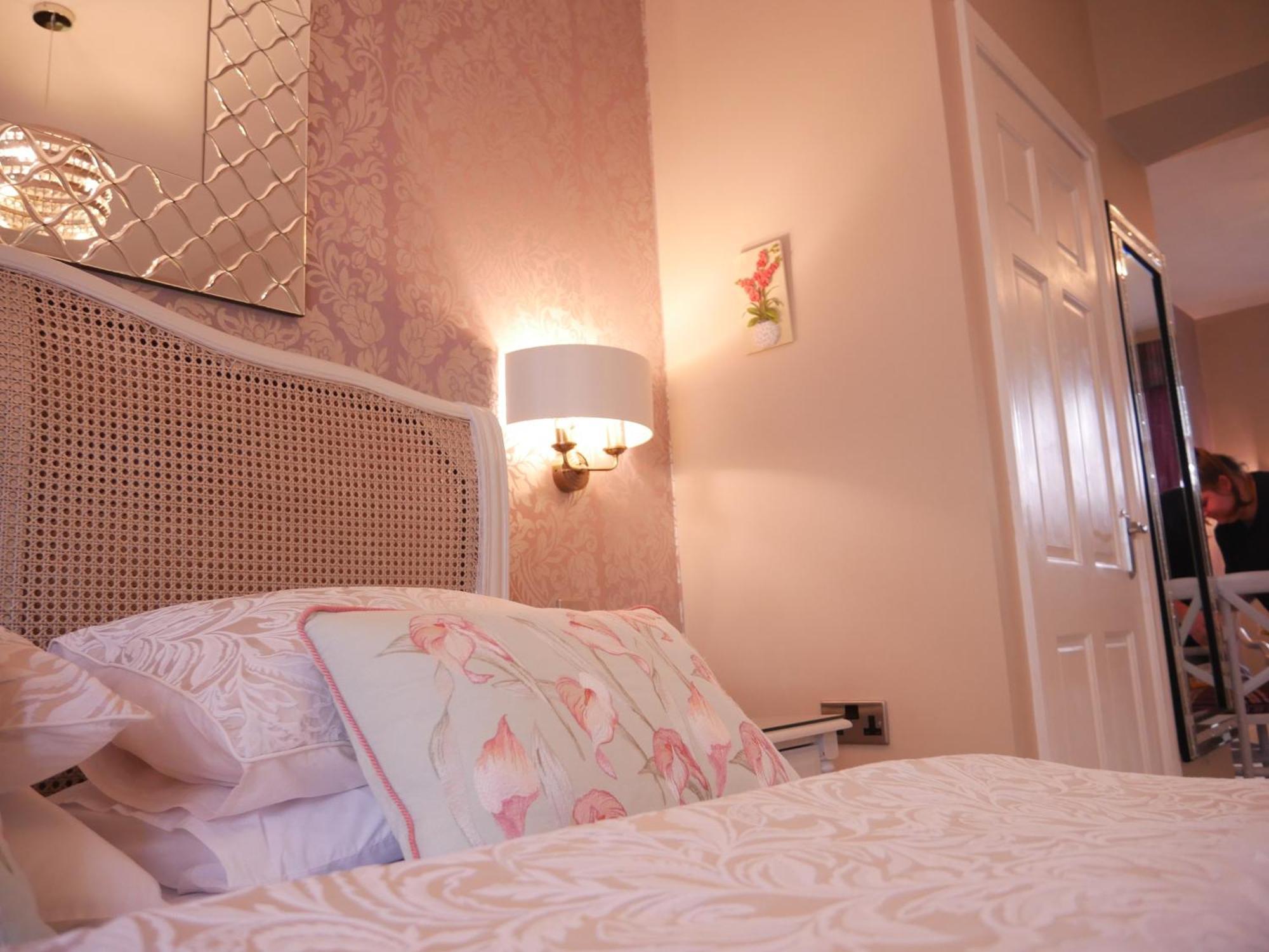 Bowness Bay Suites (Adults Only) Екстер'єр фото
